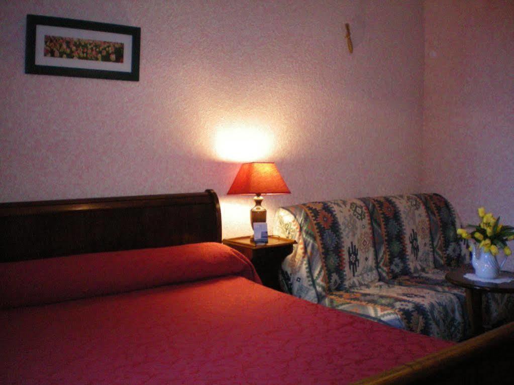 Hotel Manoir Henri IV à Bessines-sur-Gartempe Extérieur photo